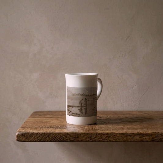 Arnold Heim: Küsnachter Horn, 1902 – Kunsttasse aus Porzellan auf einem geölten Eichenregal vor einer gekalkten Wand