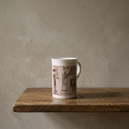 Teppich von Bayeux: Der Halleysche Komet, 1066 – Kunsttasse aus Porzellan auf einem geölten Eichenregal vor einer gekalkten Wand