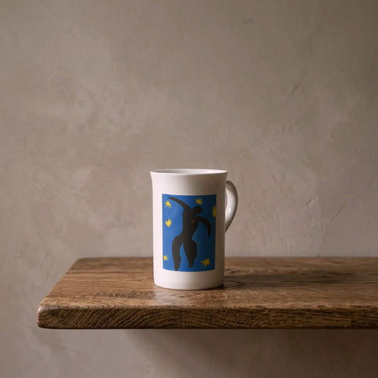 Henri Matisse: Ikarus, 1947 – Kunsttasse aus Porzellan auf einem geölten Eichenregal vor einer gekalkten Wand