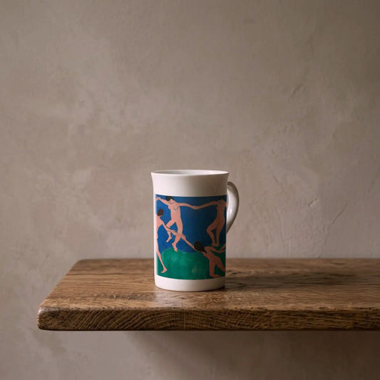 Henri Matisse: Der Tanz, 1909 – Kunsttasse aus Porzellan auf einem geölten Eichenregal vor einer gekalkten Wand