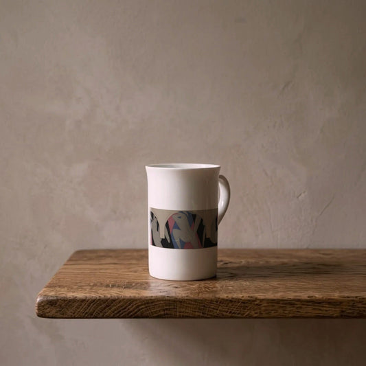 Henri Matisse: Der Tanz (Barnes-Wandbild), 1933 – Kunsttasse aus Porzellan auf einem geölten Eichenregal vor einer gekalkten Wand