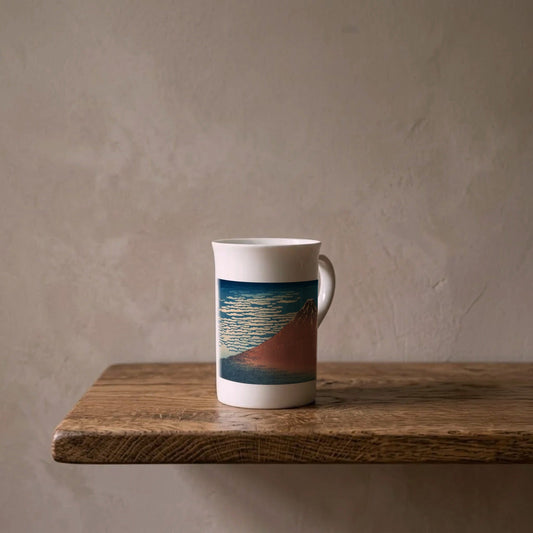 Katsushika Hokusai: Roter Fuji, um 1831 – Kunsttasse aus Porzellan auf einem geölten Eichenregal vor einer gekalkten Wand