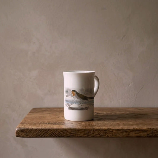 Thomas Bewick: Das Rotkehlchen, 1797 – Kunsttasse aus Porzellan auf einem geölten Eichenregal vor einer gekalkten Wand