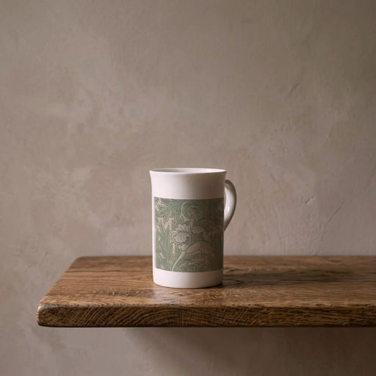 William Morris: Tulip, 1875 – Kunsttasse aus Porzellan auf einem geölten Eichenregal vor einer gekalkten Wand