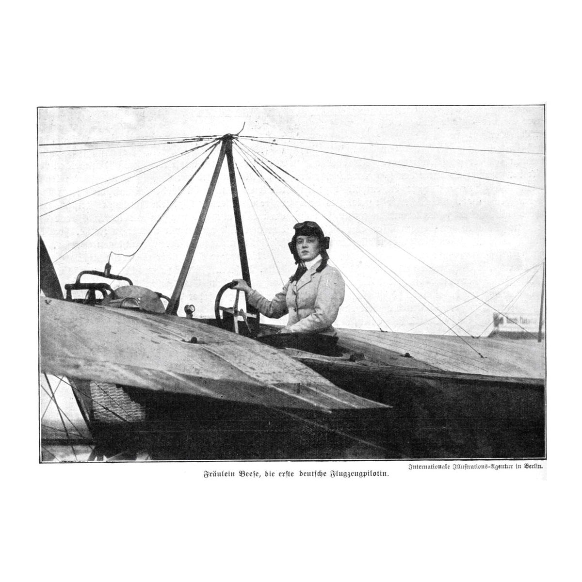 The same negative in the illustrated press of 1911: a wider frame, captioned in Fraktur ‚Fräulein Beese, die erste deutsche Flugzeugpilotin‘ and credited to the Internationale Illustrations-Agentur in Berlin