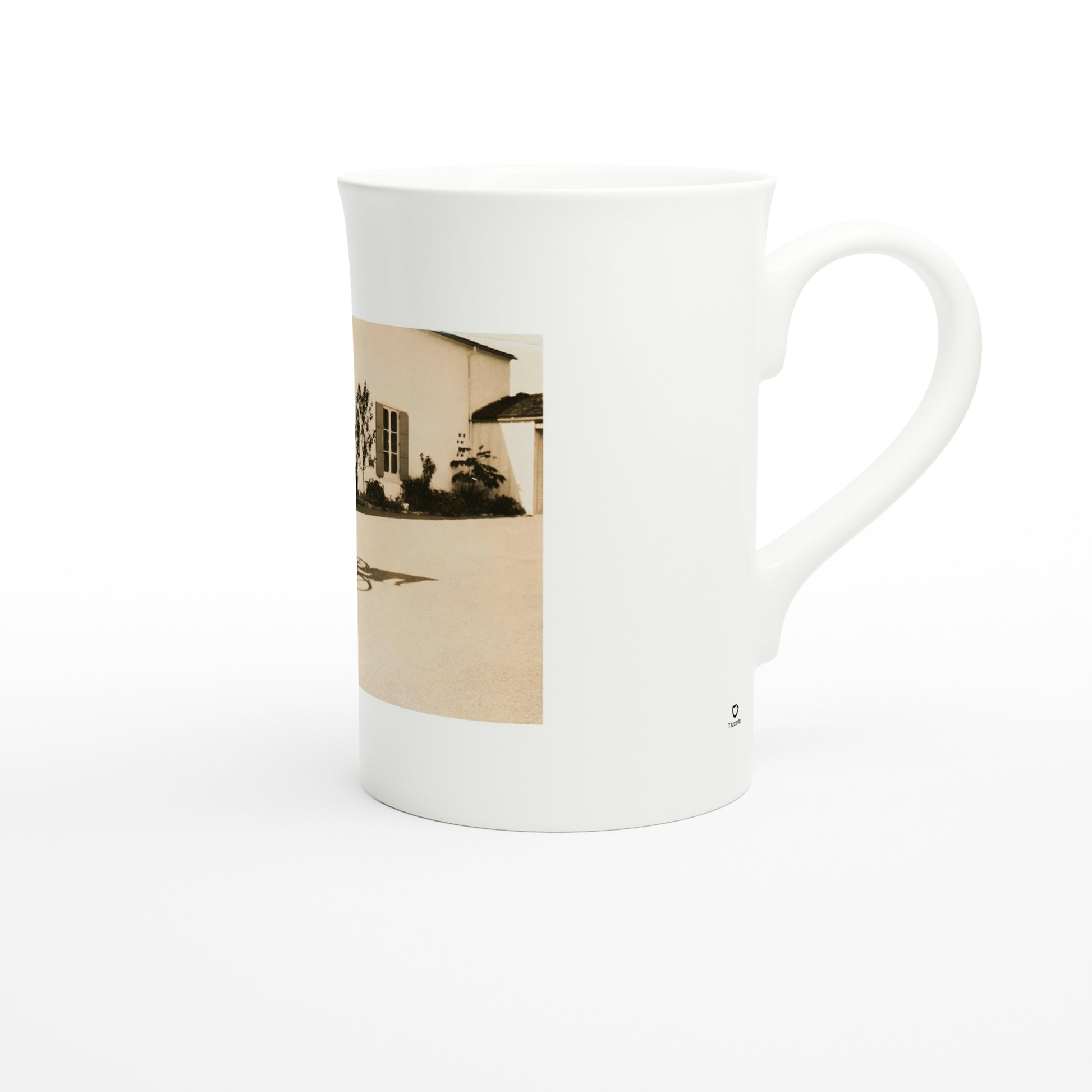 Tazzarte fine porcelain mug, right view with the Tazzarte logo beside the handle