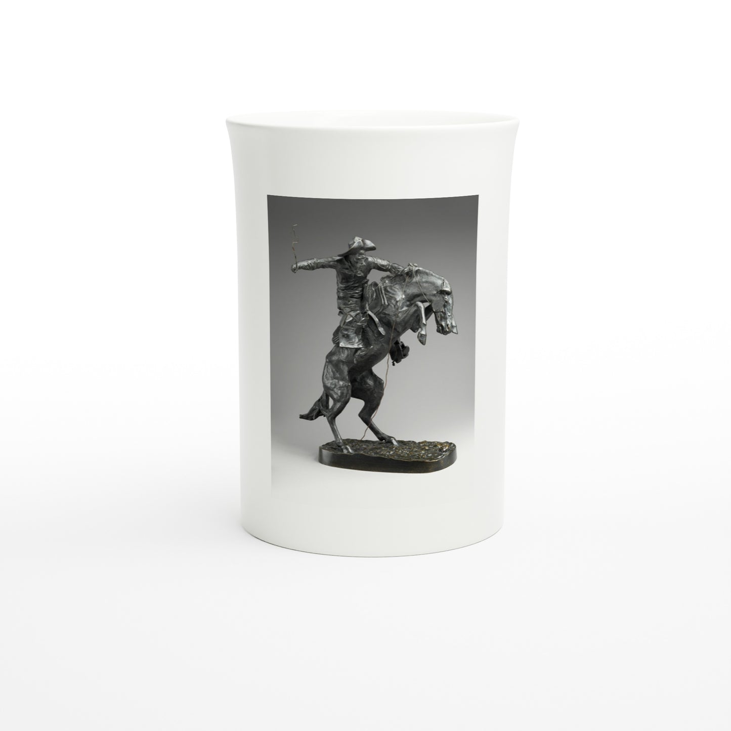 Porzellantasse mit Frederic Remingtons Bronze The Broncho Buster, Frontansicht