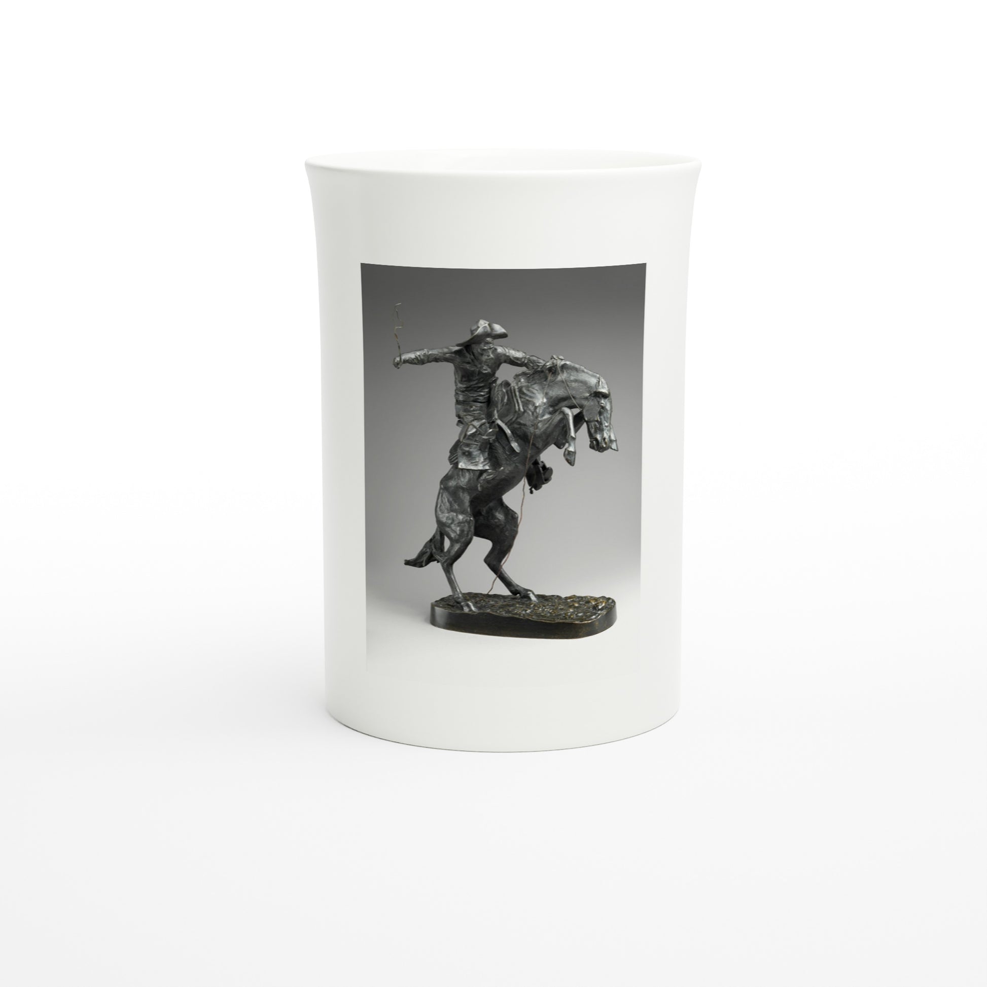 Porzellantasse mit Frederic Remingtons Bronze The Broncho Buster, Frontansicht