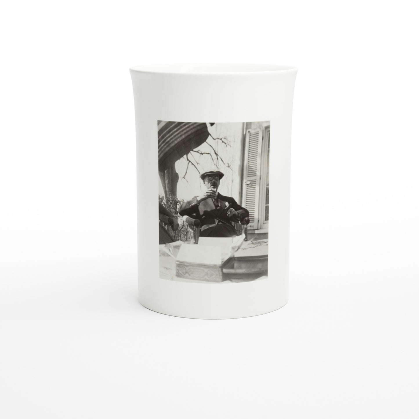 Fine porcelain mug with the 1930s photograph of Thomas Mann on the terrace of his house in Küsnacht