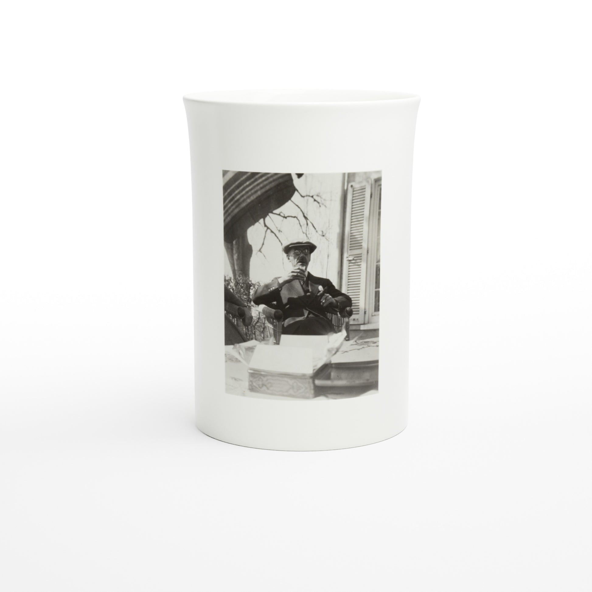 Fine porcelain mug with the 1930s photograph of Thomas Mann on the terrace of his house in Küsnacht