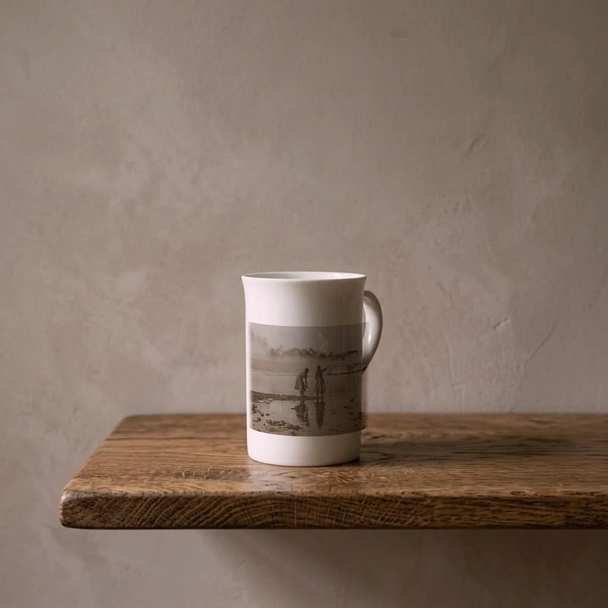 Arnold Heim: Küsnachter Horn, 1902 – porcelain art mug on an oiled oak shelf against a limewashed wall