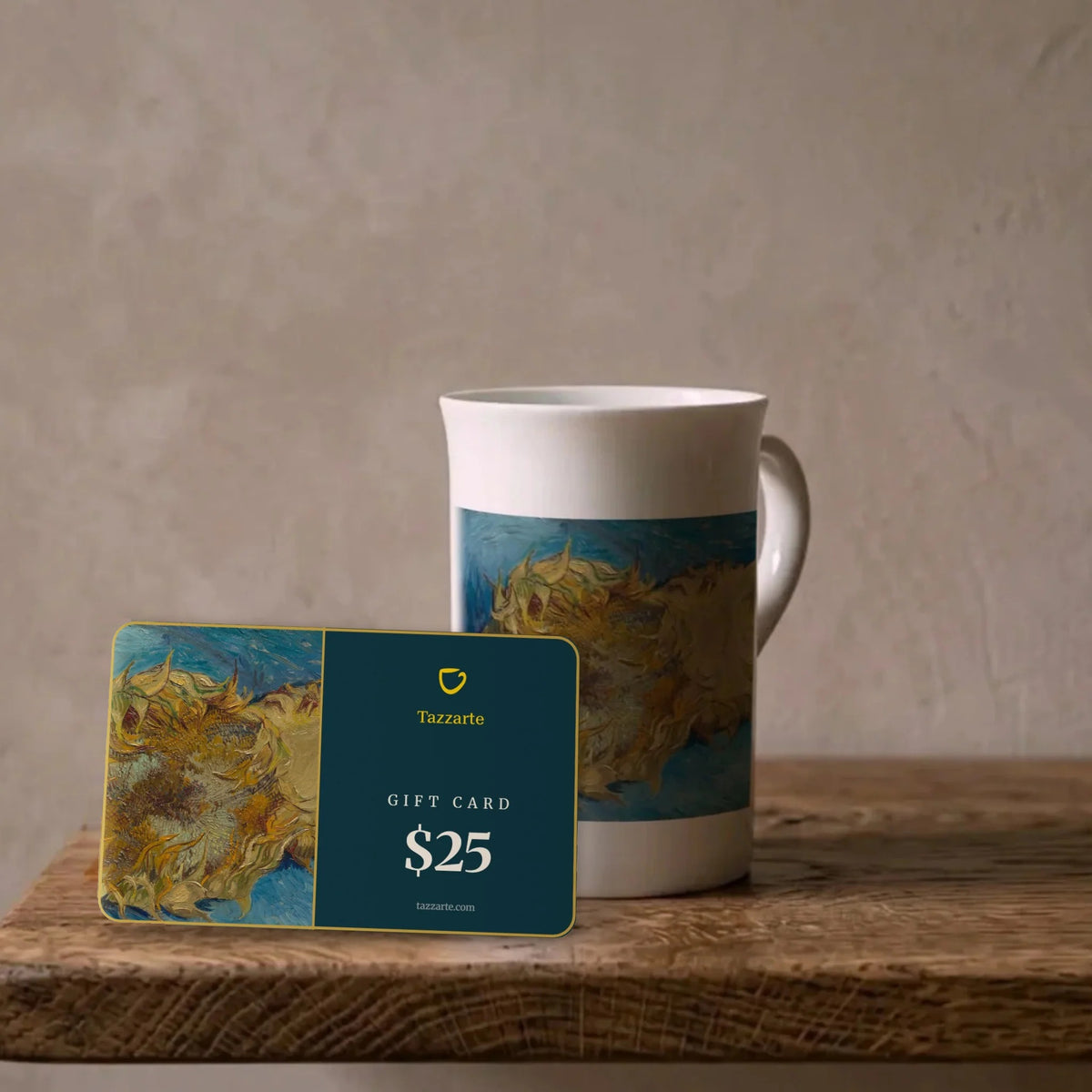 Tazzarte-Kunstgeschenkkarte über $25 mit Van Goghs Sonnenblumen neben der passenden Kunsttasse aus Porzellan auf einem Eichenregal